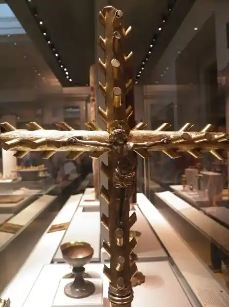 Crucifix, Christ on a thorny cross.